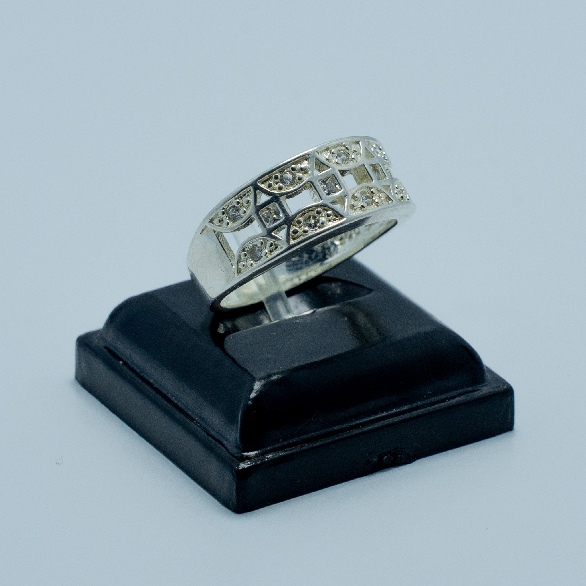 Anillo Calado Geométrico con Circones Plata