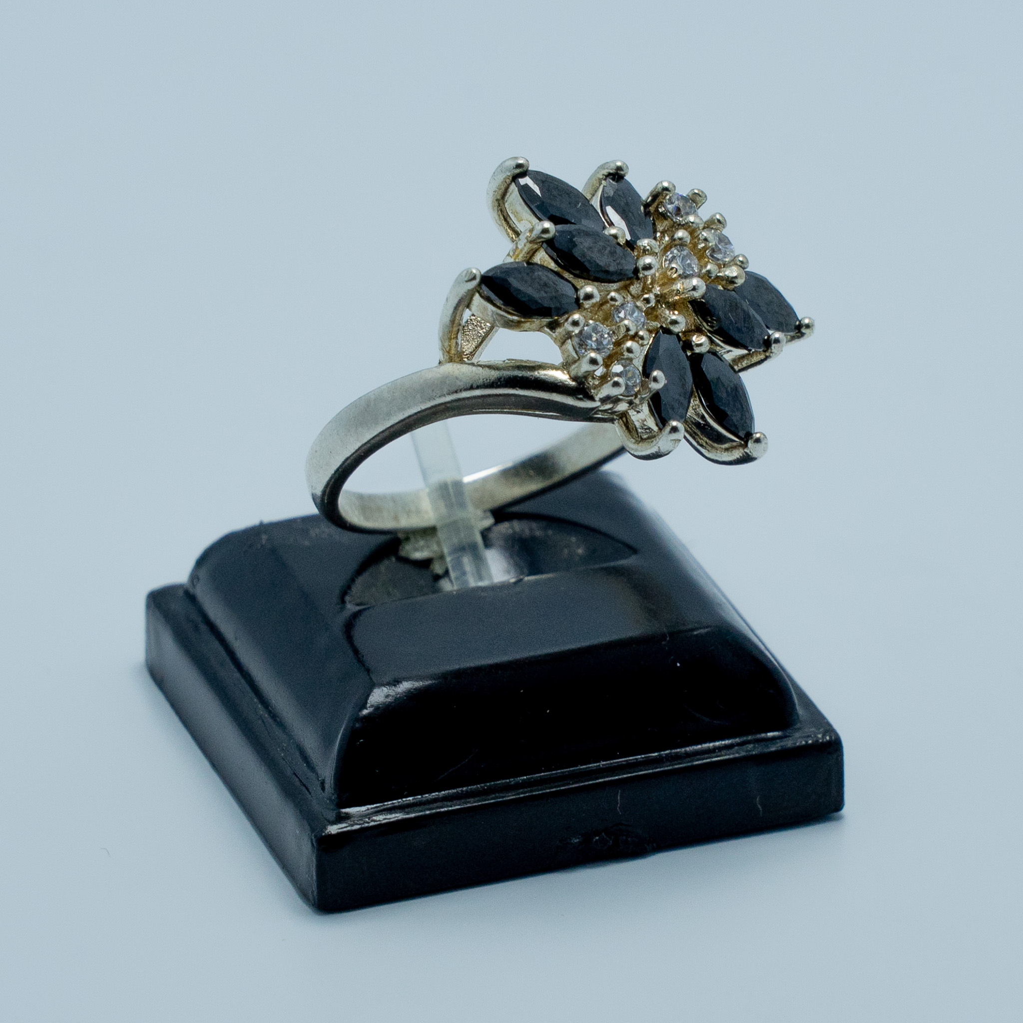 Anillo Flor de Ónix y Circones Plata