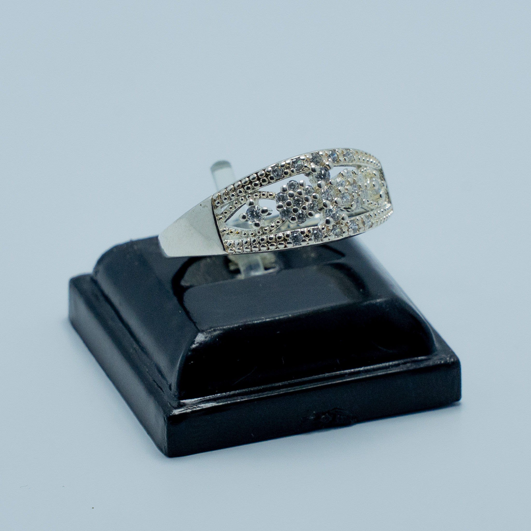 Anillo Cintillo con Micro Circones