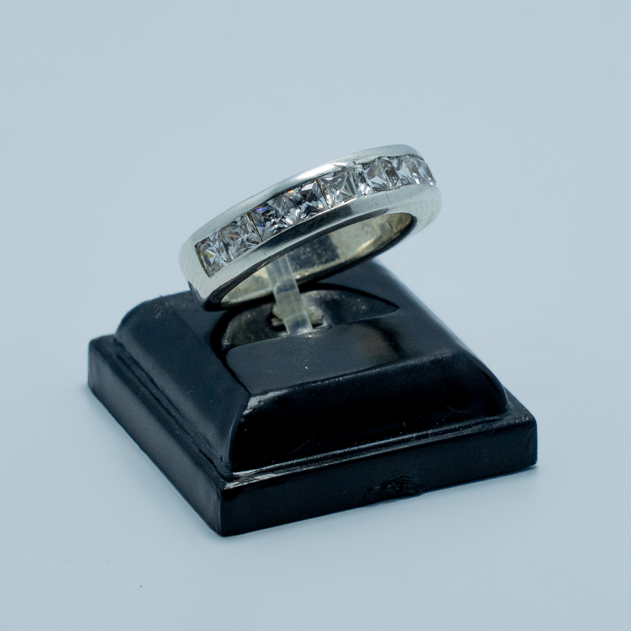 Anillo Cintillo de Circones Corte Princesa