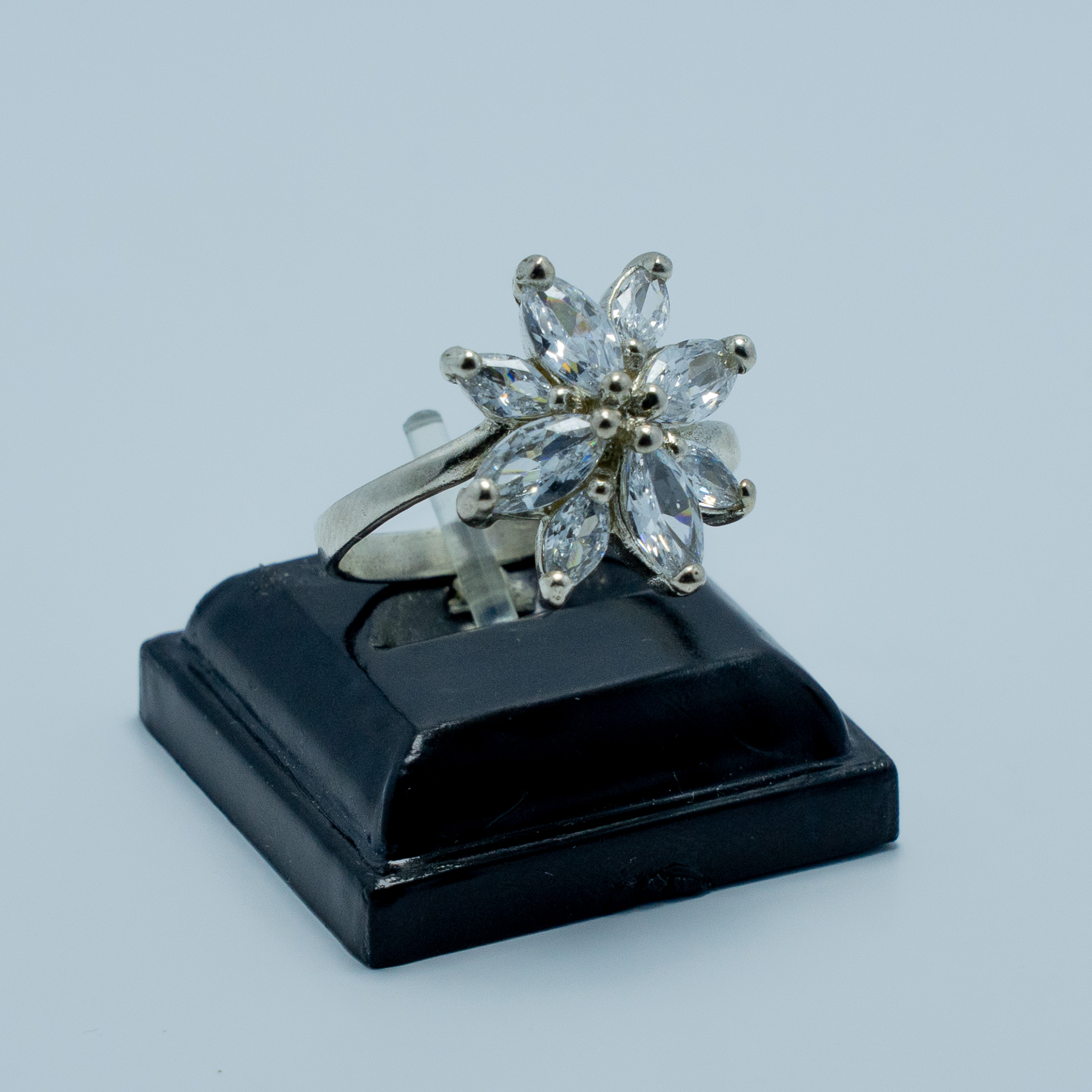 Anillo Flor de Circones Blancos